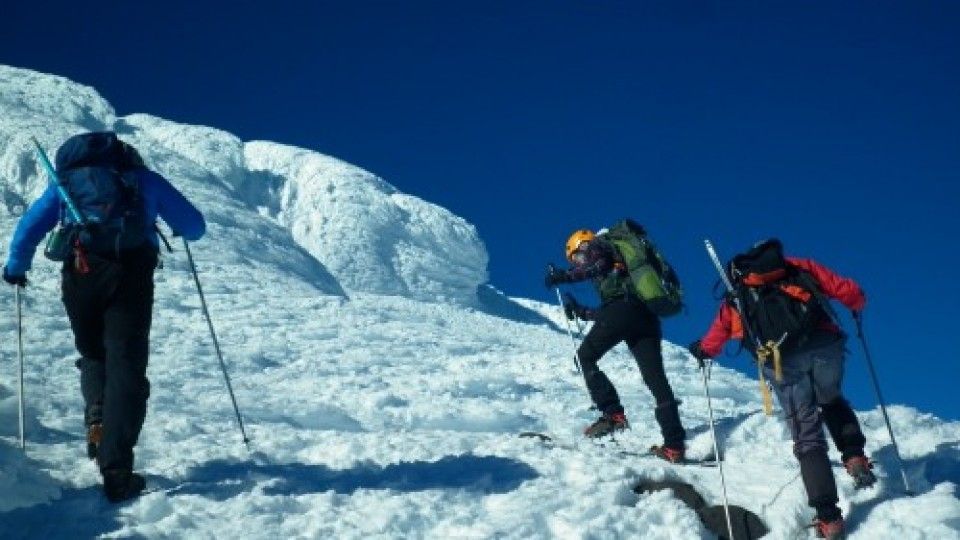 Caminando en la pre cumbre del Volcan Lanin
