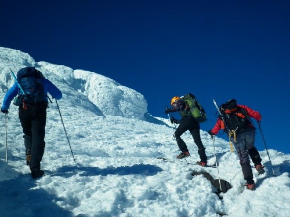 Caminando en la pre cumbre del Volcan Lanin