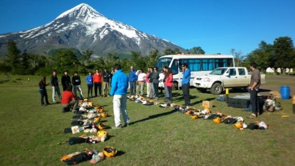 Preparando equipos en Tromen, la base del Lanin