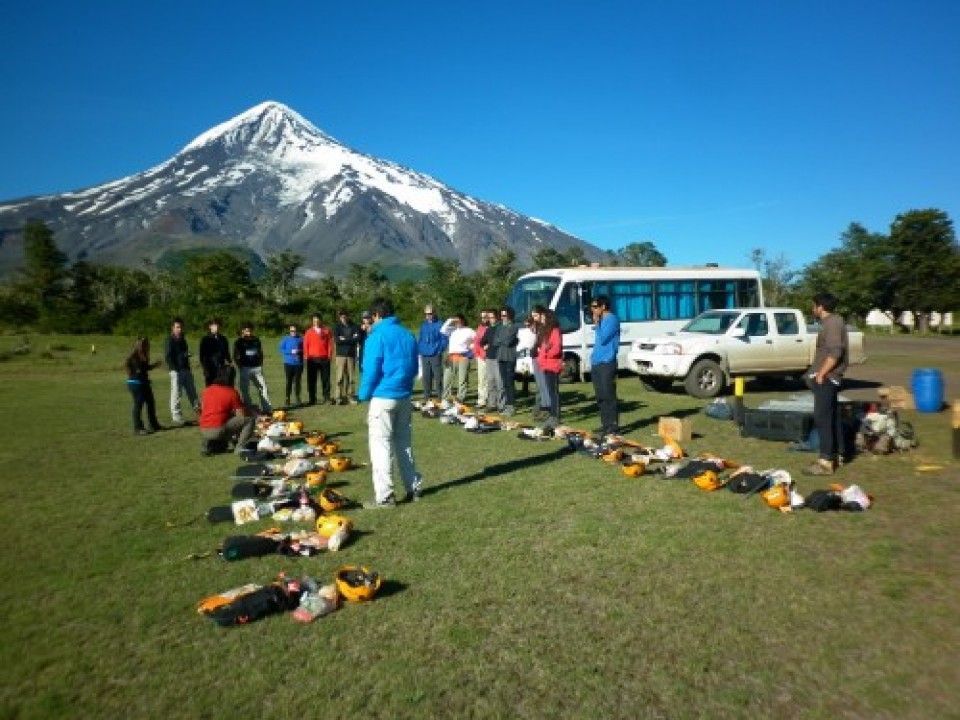 Preparando equipos en Tromen, la base del Lanin